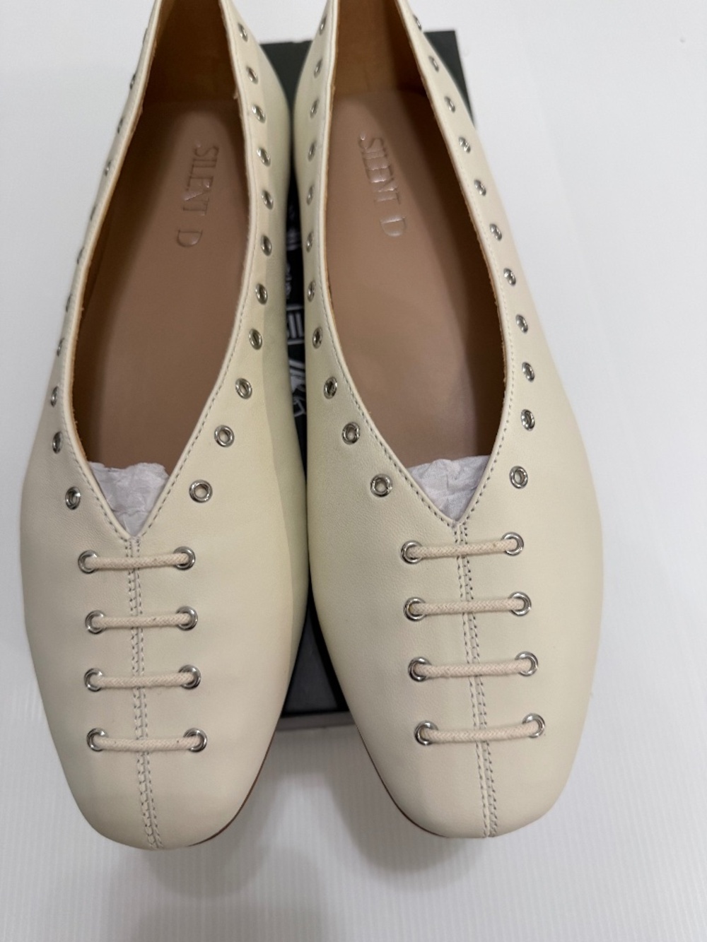 NIB Silent D Lonny Grommet Lace-Up Flats - Cream Leather (EU 40)